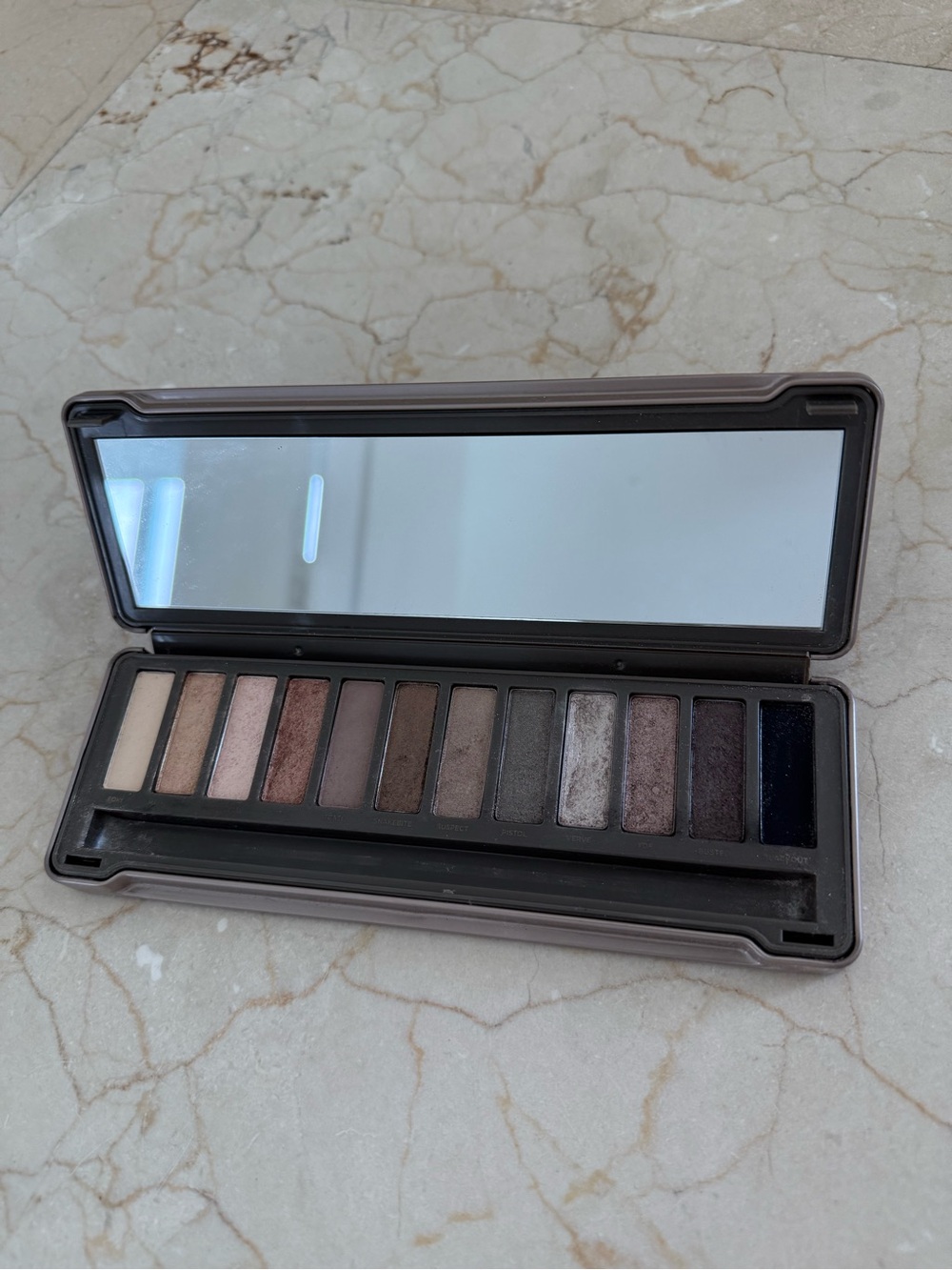 URBAN DECAY Naked2 Neutral Eyeshadow Palette - Taupe & Brown Shades